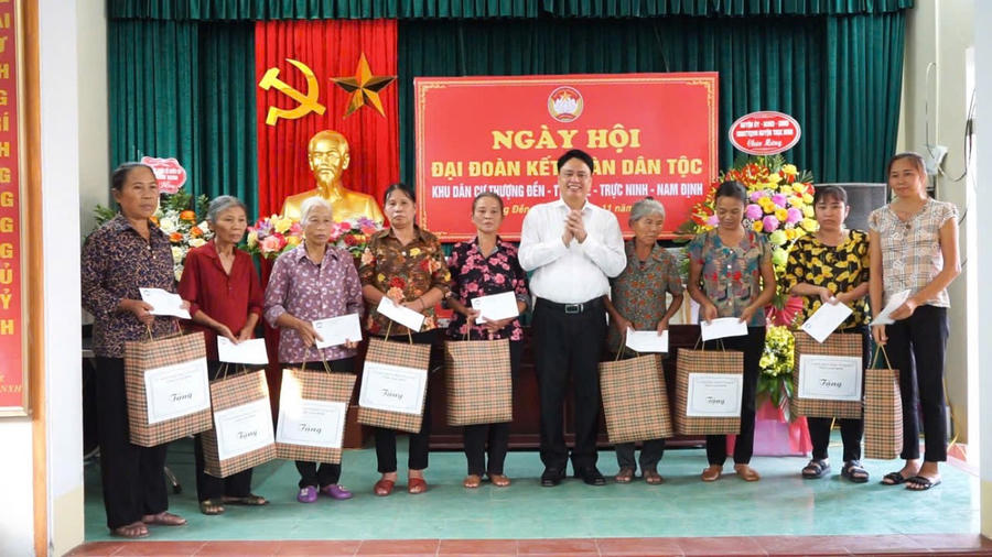 Ông Trần Minh Thắng- Ủy viên Ban Thường vụ Tỉnh ủy Nam Định, Chủ tịch UBMTTQ Việt Nam tỉnh Nam Định tặng quà cho các hộ nghèo và các hộ có hoàn cảnh khó khăn.