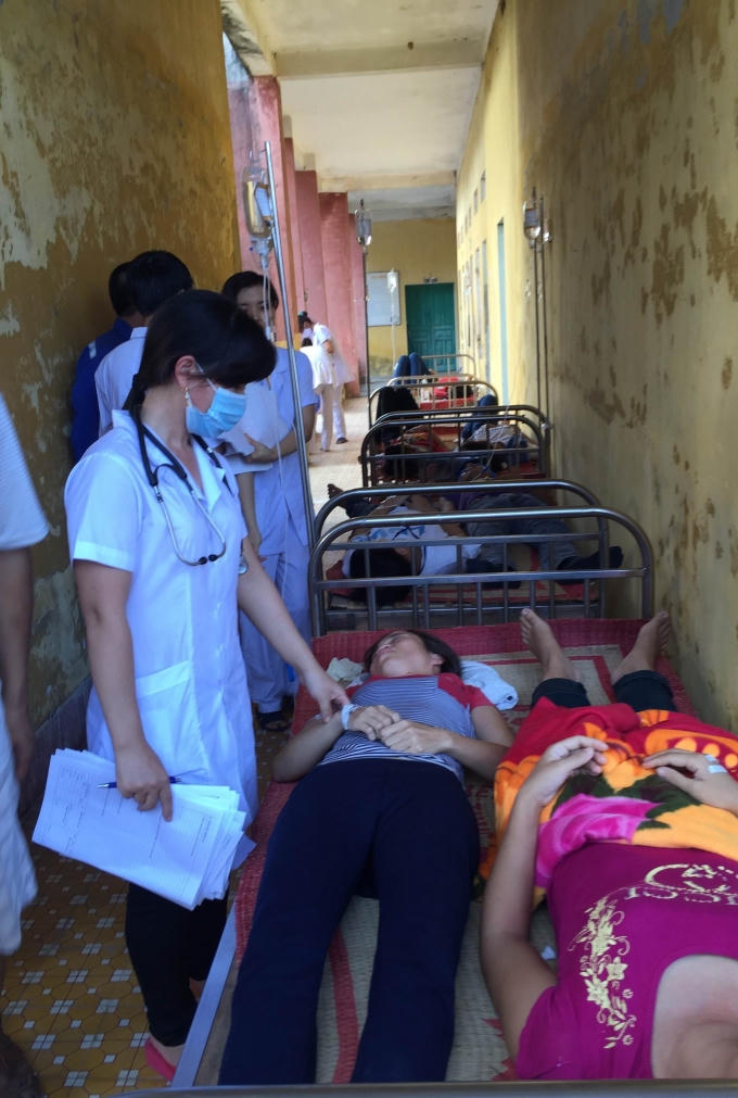 Bệnh nhân nằm la liệt ngoài hành lang (Ảnh: Thế Vinh)