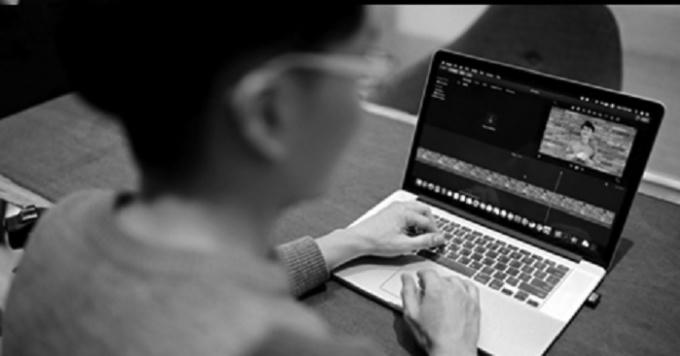 Một thanh niên chỉnh sửa video trước khi phát lên YouTube.