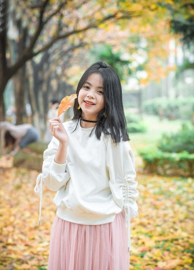 Nhắc đến con đường này, không chỉ sinh viên trong trường tự hào, thích thú mà bất kỳ ai ghé qua cũng cảm thấy ngỡ ngàng trước vẻ đẹp thơ mộng, không quên lưu lại những bức ảnh tuyệt đẹp. (ảnh: Nguyễn Văn Qua)