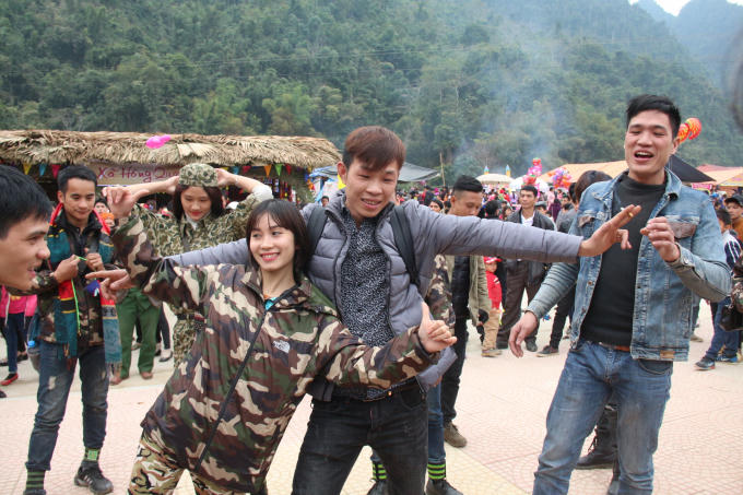 Các bạn trẻ thích thú tham gia lễ hội.