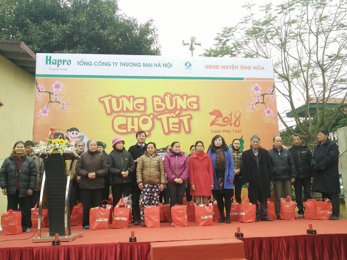 Đại diện công ty Hapro tặng 30 suất quà tết cho các hộ có hoàn cảnh khó khăn trên địa bàn huyện.