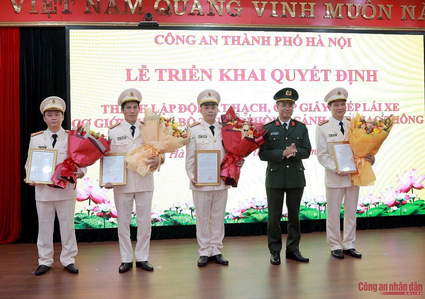 Đại tá Nguyễn Ngọc Quyền, Phó Giám đốc Công an TP Hà Nội cùng chỉ huy Đội Sát hạch, cấp giấy phép lái xe cơ giới đường bộ.