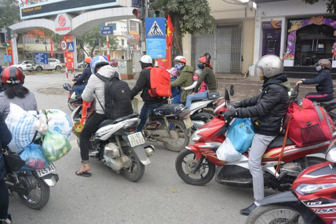 Trên các tuyến đường cũng xuất hiện nhiều xe máy chở đồ đạc lỉnh kỉnh về thủ đô./.