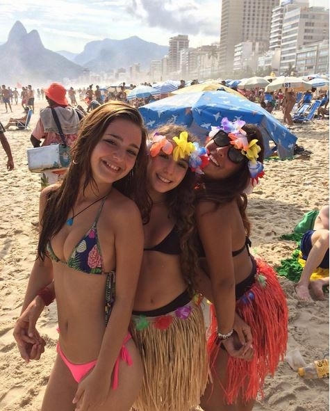 Những cô gái Latinh với làn da rám nắng nóng bỏng trên những bãi biển tuyệt đẹp của Rio. (Ảnh: Twitter)
