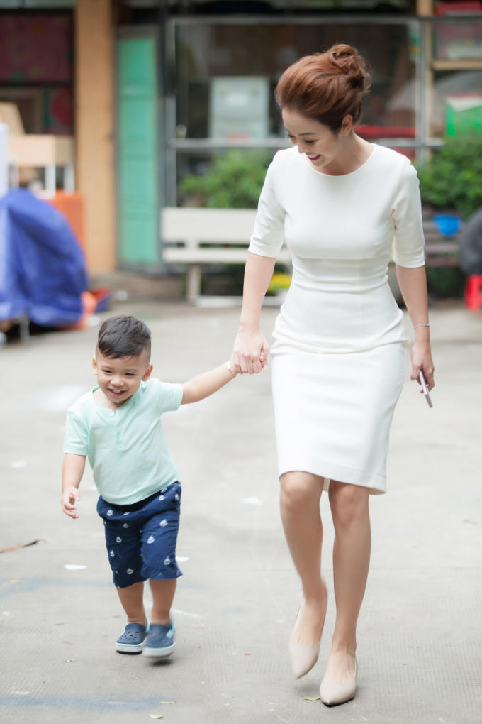 Thời gian trước, con trai riêng của Jennifer Phạm và ca sĩ Quang Dũng sống ở nước ngoài cùng bà ngoại. Tuy nhiên, cách đây vài tháng cậu bé đã được đưa về Việt Nam sống với mẹ ruột và cha dượng.