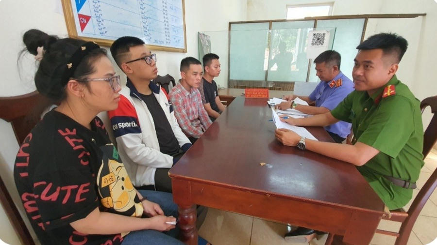 Các đối tượng chế tạo, mua bán vũ khí bị công an tạm giữ.