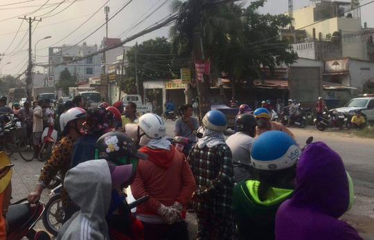 Tại hiện trường vụ tai nạn, nhiều người hiếu kỳ đến theo dõi và tỏ ra bức xúc.
