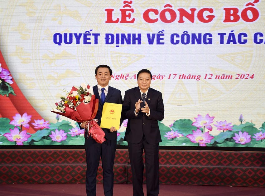 Phó Chủ tịch Thường trực UBND tỉnh Lê Hồng Vinh trao Quyết định và tặng hoa chúc mừng ông Hồ Sỹ Nguyệt, tân Phó Giám đốc Sở Nội vụ tỉnh Nghệ An.