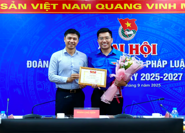 Đồng chí Trịnh Xuân Tùng trao Giấy khen cho Đoàn Thanh niên Báo PLVN. (Ảnh T.Oanh)