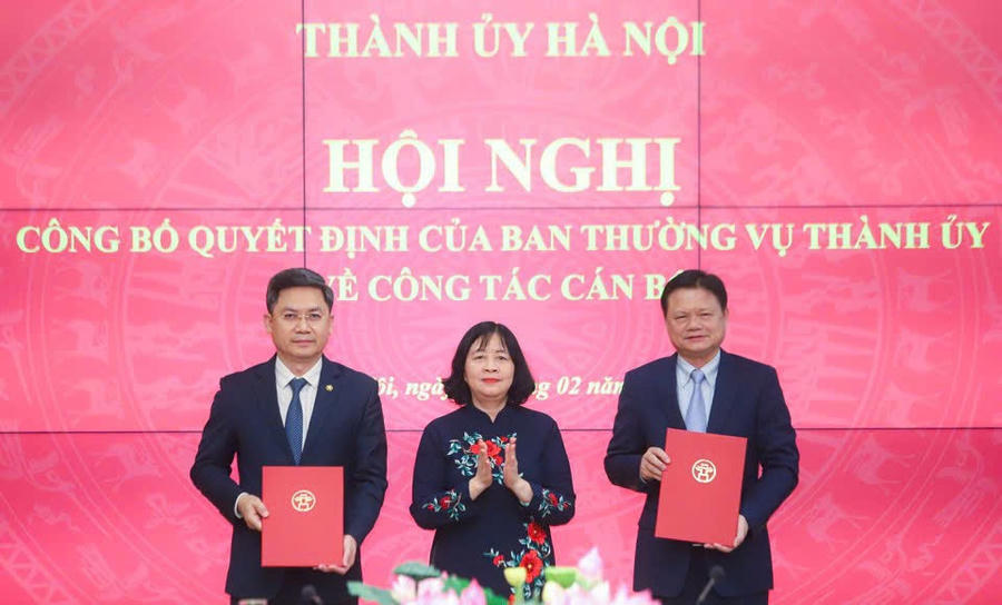 Bí thư Thành ủy Hà Nội Bùi Thị Minh Hoài trao quyết định cho ông Vũ Đức Bảo và ông Hà Minh Hải .