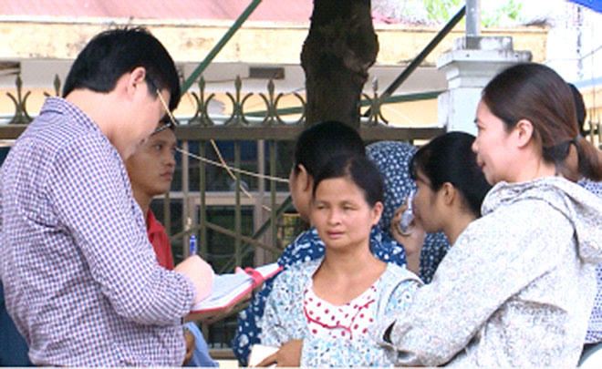 Giáo viên hợp đồng chia sẻ nỗi lo mất việc với phóng viên báo chí.