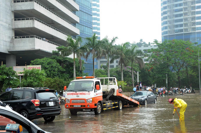 Đường Phạm Hùng tập trung nhiều chung cư, cao ốc tại phía Tây Hà Nội. Sau mỗi trận mưa lớn, đường lại biến thành sông. Ảnh: Quang Quyết/TTXVN