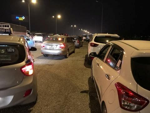 &Ugrave;n tắc kinh ho&agrave;ng gần 10km tr&ecirc;n cao tốc Cầu Giẽ - Ninh B&igrave;nh