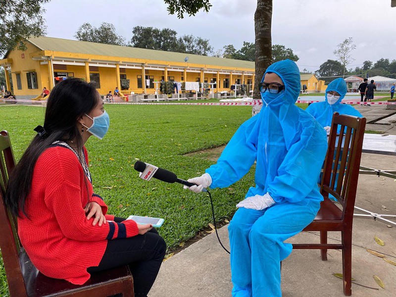 Phóng viên Báo PLVN tác nghiệp tại điểm cách ly tập trung ở Sư đoàn 390, Quân đoàn 1 (Thanh Hóa).