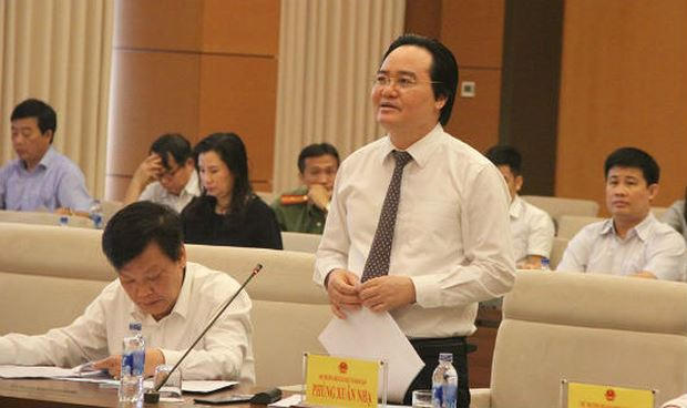 Bộ trưởng Bộ Giáo dục và Đào tạo Phùng Xuân Nhạ giải trình tại phiên họp.