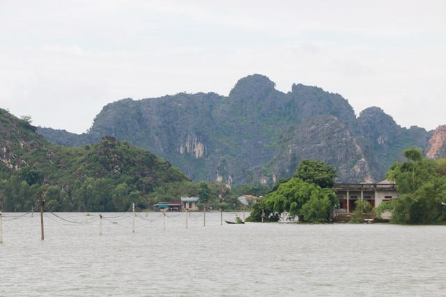 Nước lũ dâng cao gây ngập lụt nhiều nơi ở Ninh Bình.