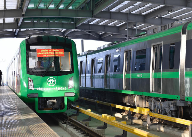 Trong thời gian đầu, các đoàn tàu chạy giãn cách từ 10-12 phút/chuyến, sau đó sẽ rút ngắn dần thời gian giãn cách theo thiết kế để đạt 5 phút/chuyến khi khai thác thương mại.