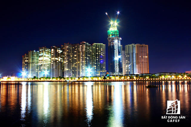 Công trường thi công siêu dự án vẫn không ngưng nghỉ xuyên đêm.