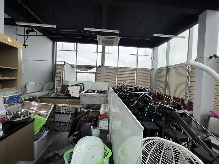 Hiện nay, đồ dùng mà bà Ngân đã mua sắm để phục vụ cho việc kinh doanh phải vứt vào kho, thanh lý không ai mua.