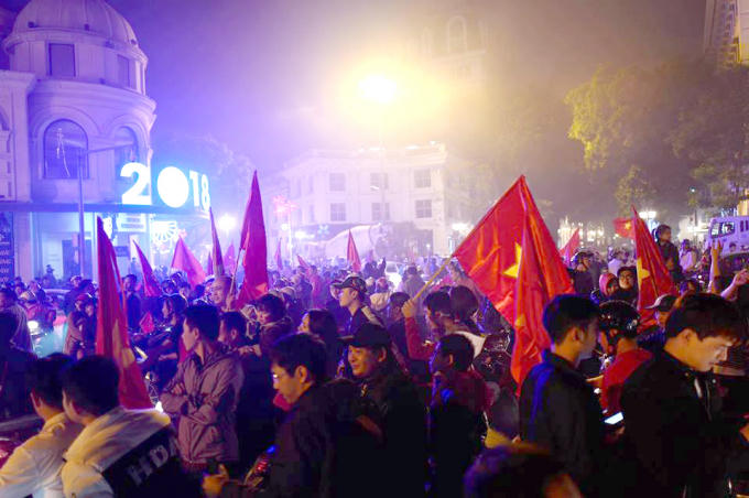 Hàng nghìn người đang hò reo trong niềm vui chiến thắng trên một con phố ở Thủ đô.
