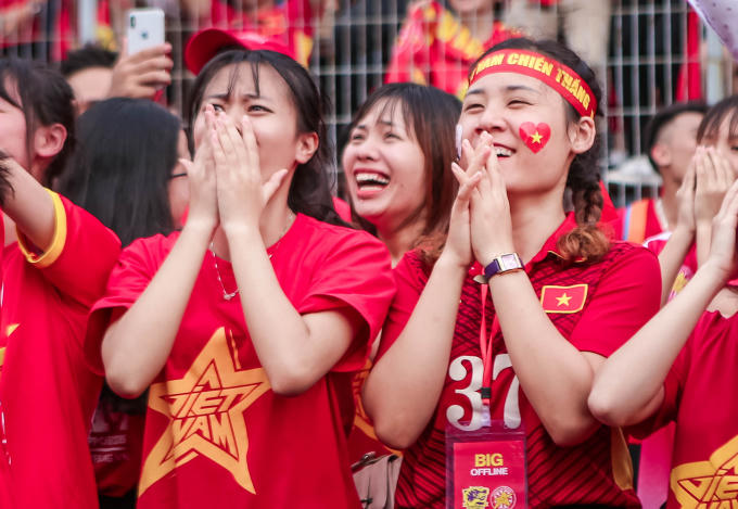 Các cô gái vừa mừng vừa lo lắng khi theo dõi.