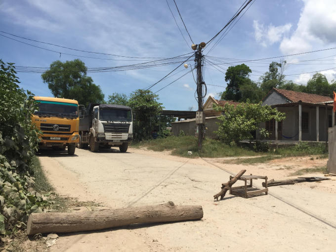 Bức xúc vì bụi, người dân tỉnh lộ 16 (TX Hương Trà, tỉnh Thừa Thiên Huế) mang gỗ, vật dụng thô sơ… chặn xe.