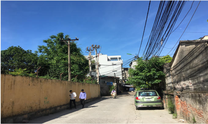 Từ hồ Rẻ Quạt ra đường Nguyễn Xiển đang có 1 con đường rộng 8m, nhưng vì sao UBND quận Thanh Xuân không mở rộng mà phải vẽ thêm đường?