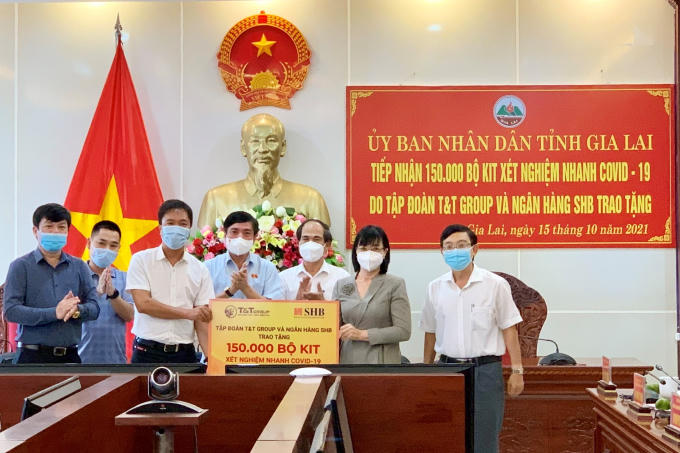 Đại diện Tập đoàn T&amp;amp;T Group và Ngân hàng SHB trao tặng 150.000 bộ kit xét nghiệm nhanh COVID-19 cho đại diện lãnh đạo tỉnh Gia Lai.
