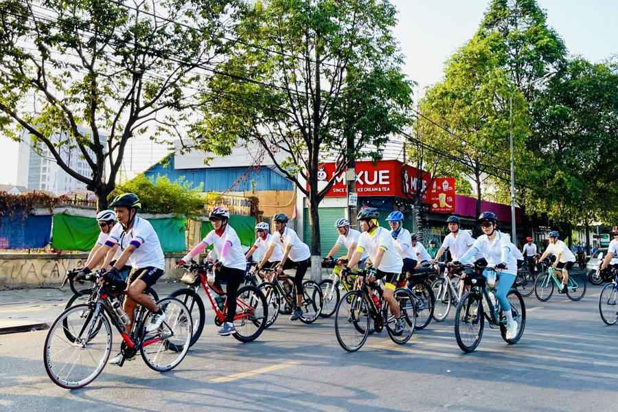 Diễu hành xe đạp trên các tuyến đường địa bàn thành phố.