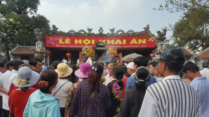Nhiều người đổ về Đền Trần trước giờ khai Ấn.