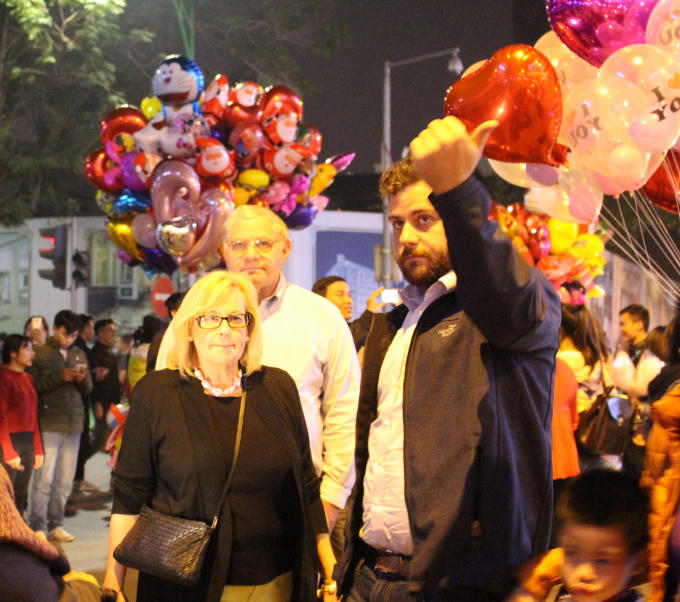 Nhiều du khách nước ngoài thích thú khi được đón Tết ngay trên phố đi bộ.