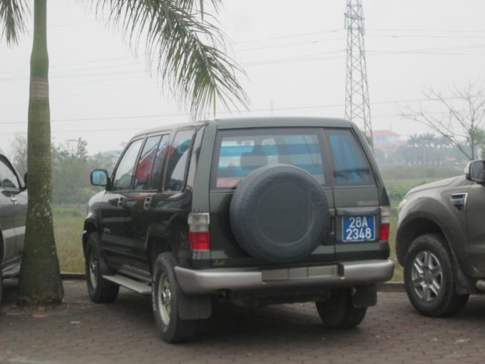 Bất chấp lệnh cấm, hàng loạt xe biển xanh vẫn "hồn nhiên" có mặt tại Đền Trần, Nam Định.