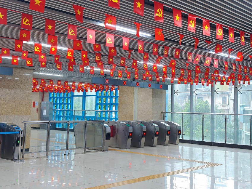 Khu vực sảnh đã được các nhà ga trang trí cờ Tổ quốc, cờ Đảng rực rỡ.