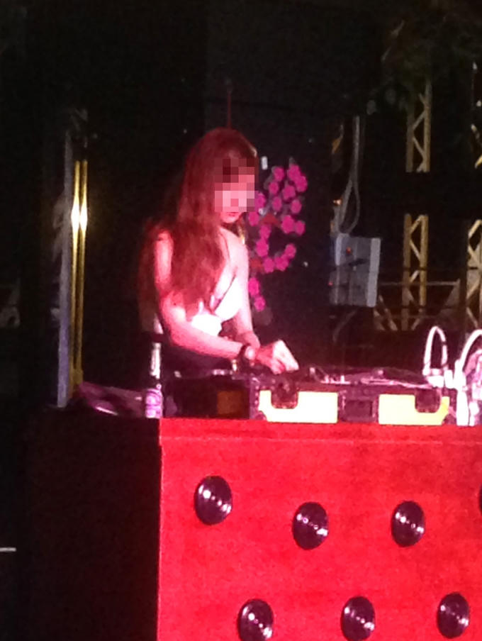 Các nữ DJ bốc lửa chơi nhạc tại một quán nhậu.