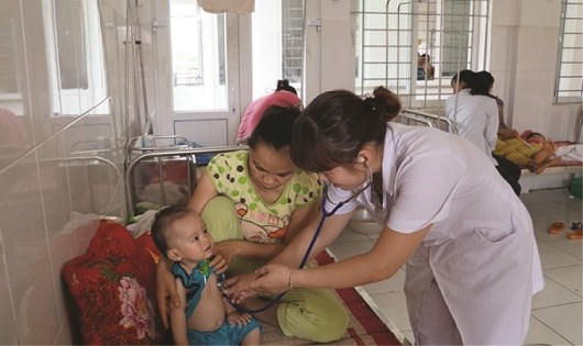 Việc cha mẹ kiêng kỵ ngày Tết khiến con trẻ dễ trở bệnh nặng, nguy cơ biến chứng cao. (Ảnh minh họa)