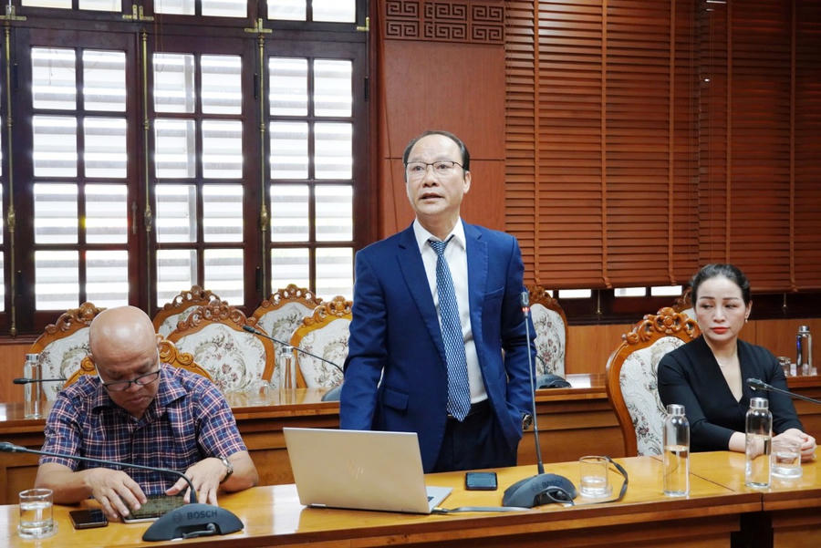 Ông Đinh Triệu Lâm, Giám đốc Công ty CP Tổ hợp Y tế kĩ thuật cao An An Hòa báo cáo tại buổi làm việc. (Ảnh: Công Huy).