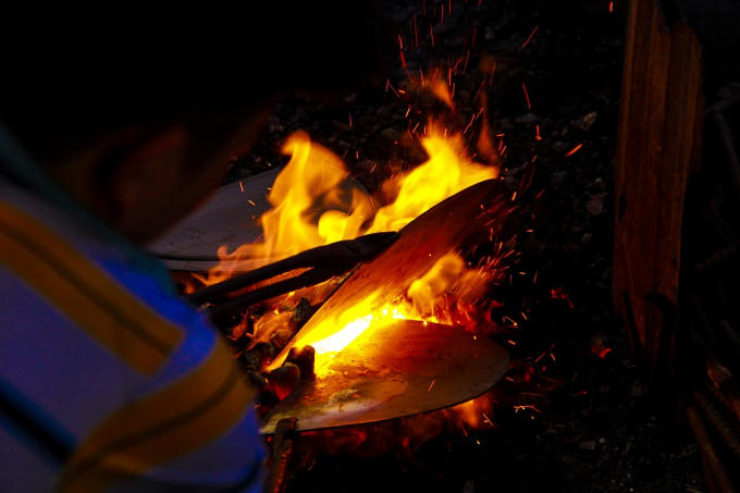 “Qua nhiều năm, lớp trẻ còn làm nghề này rất ít, tay nghề cũng không cao, không còn tinh xảo như các thế hệ trước”, ông Thái bộc bạch nói.