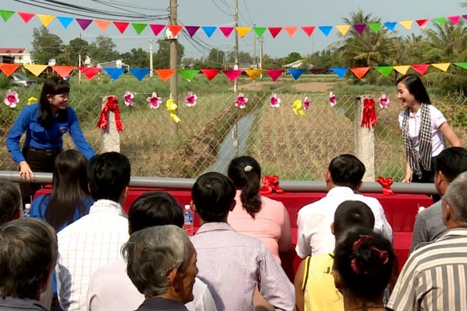 Hoa hậu Việt Nam 2016: Trấn Thành ôm chầm thí sinh giống Hoa hậu Nguyễn Thị Huyền để tỏ lòng ngưỡng mộ