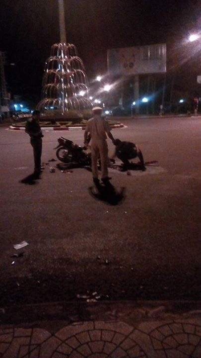 Hiện trường còn nhiều máu từ phần chân bị dập nát của người đi xe máy. Ảnh: Facebook Tân Phong