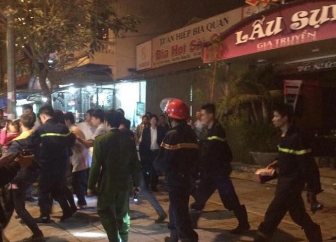 Lực lượng chức năng tiến hành ứng cứu các khách hát tại nơi xảy ra sự việc.