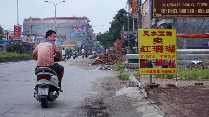 Cũng trên mặt đường 271, đoạn qua phường Đồng Kỵ biển hiệu này không có chữ nào tiếng Việt.