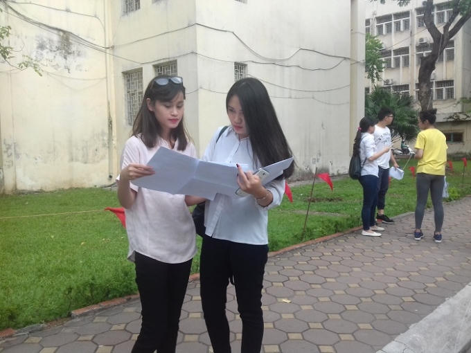 Bạn Trần Phương Hằng, đến từ trường THPT Phan Đình Phùng, Hà Nội cũng cho rằng, đề thi môn Hóa học năm nay khó hơn so với năm trước, đề có sự phân hóa cao. "Tuy nhiên, do đây là môn học em dành rất nhiều thời gian với mục đích vừa xét tốt nghiệp vừa xét đại học nên em rất tự tin với số điểm dự đoán đạt được là 8,5 - 9 điểm". - Hằng chia sẻ.                                    Đề thi Hóa học được đa số các bạn thí sinh nhận xét là khó hơn so với năm trước.