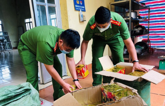 Công an huyện Văn Lãng bắt giữ xe ô tô vận chuyển 250kg pháo nổ trái phép