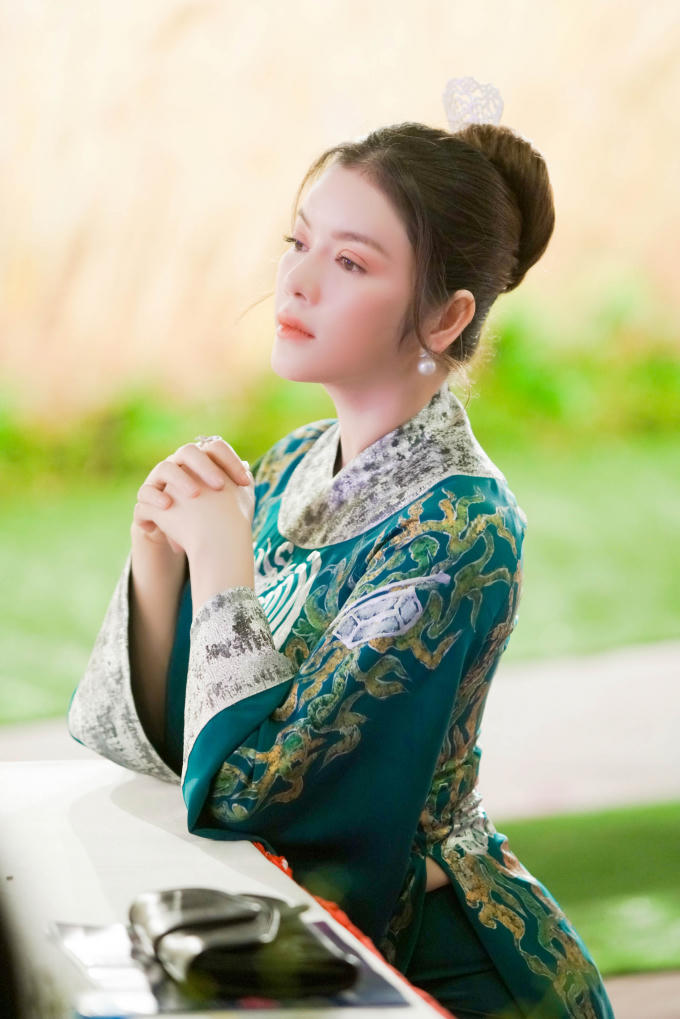 Lý Nhã Kỳ lại gây 'náo loạn' lễ khai mạc Lễ hội áo dài TP.HCM 2018