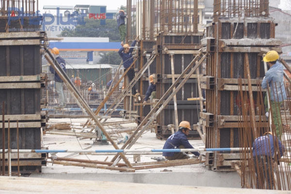 Mặc dù công trình Madarin Gaden 2 bị đình chỉ, nhưng bên trong máy móc và công nhân vẫn hoạt động.