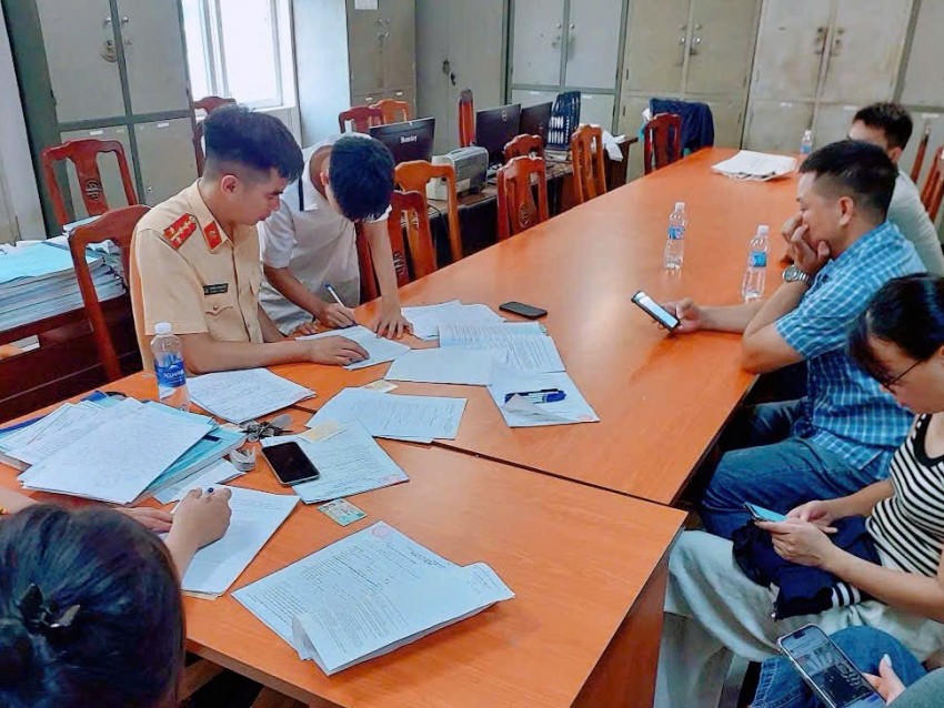 Ngoài xử lý đối với người vi phạm, Công an mời phụ huynh, chủ phương tiện liên quan đến làm việc, làm rõ trách nhiệm và xử lý theo quy định.