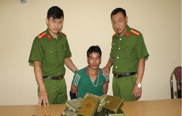 Đối tượng người Lào cùng tang vật tại trụ sở Công an (ảnh Công an Điện Biên)