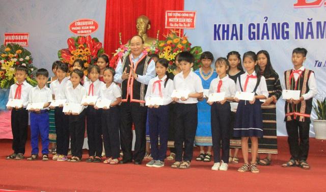 Thủ tướng trao tặng học bổng đến những em học sinh nghèo, vượt khó học giỏi.