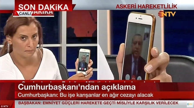 Tổng thống Erdogan phát biểu trên truyền hình qua FaceTime điện thoại, kêu gọi người dân xuống đường ngăn cản quân đội đảo chính. Ảnh: CNNTurk